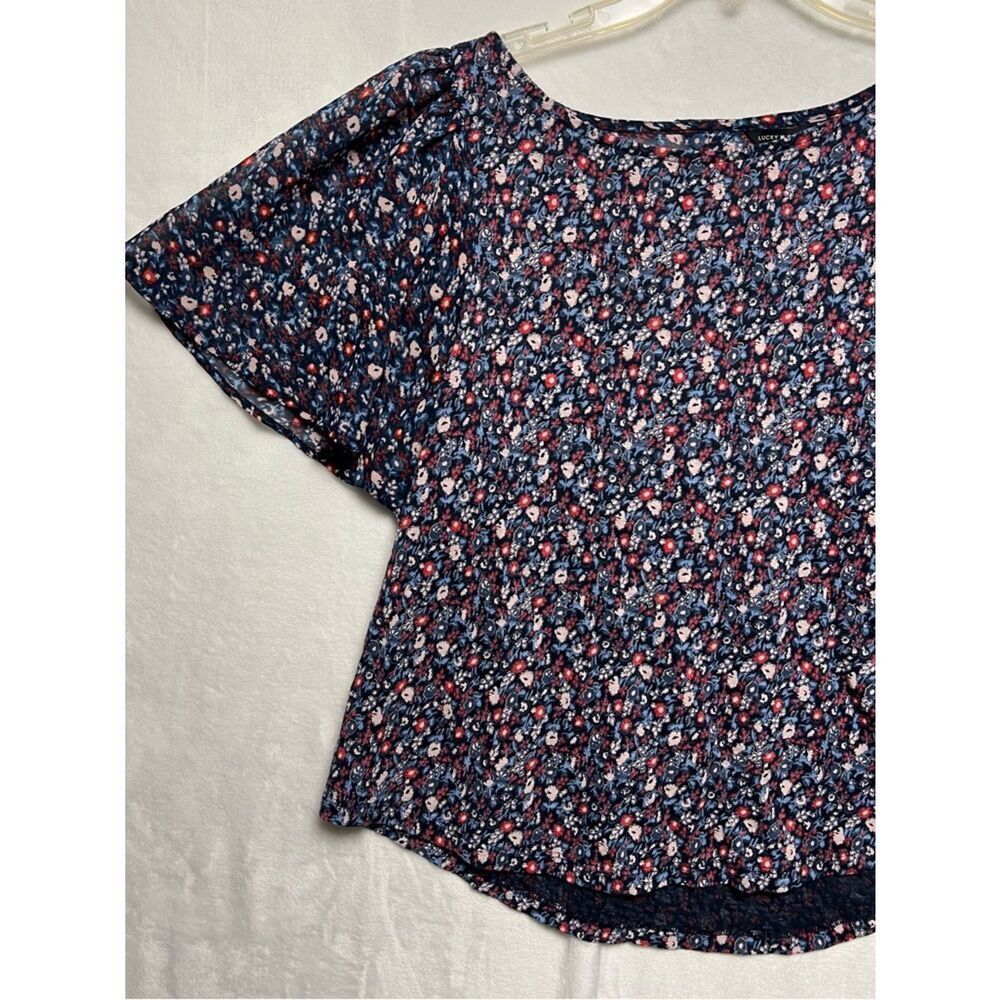Lucky Brand Blouse Womens Size M Navy Blue Pink Floral Flutter Sleeve Boho - Picture 2 of 7